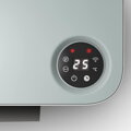 Részletes közeli kép egy LED-kijelzővel ellátott elektromos fűtőberendezés érintőképernyős kezelőpaneljéről.